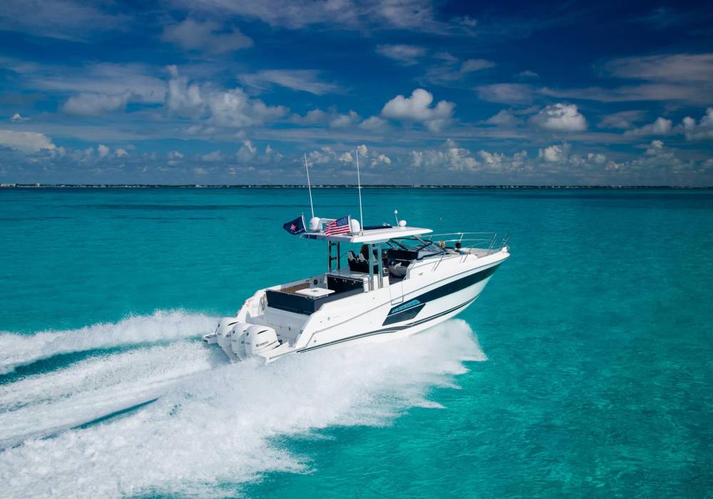 Enhanced Comfort with the Full Windscreen Design