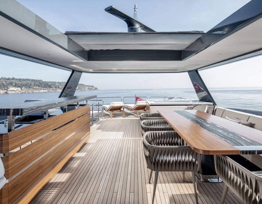Expansive Flybridge Retreat